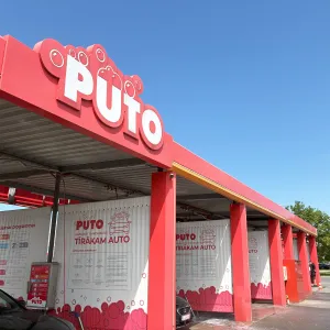 Sarkana automazgātava Puto saulainā dienā.