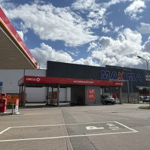 Auto mazgātuve pie lielveikala saulainā dienā.