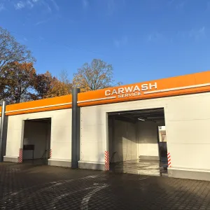 Oranža automa&scaron;īnu mazgātuve ar atvērtām druvīm.