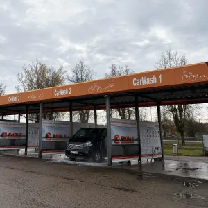 Automa&scaron;īna pa&scaron;apkalpo&scaron;anās automazgātavā zem pelēkas debess.