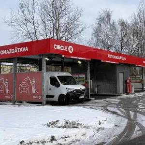 Automa&scaron;īna pie sarkanas automazgātuves ziemā.