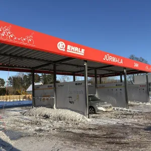 Jūrmalas automazgātuve ar sarkanām jumta zīmēm, ziema.