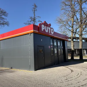 PUTO express portāla automazgātava Jaunmoku ielā 30, Rīgā, pie t/c Spice &ndash; pelēka ēka ar sarkanu jumta malu