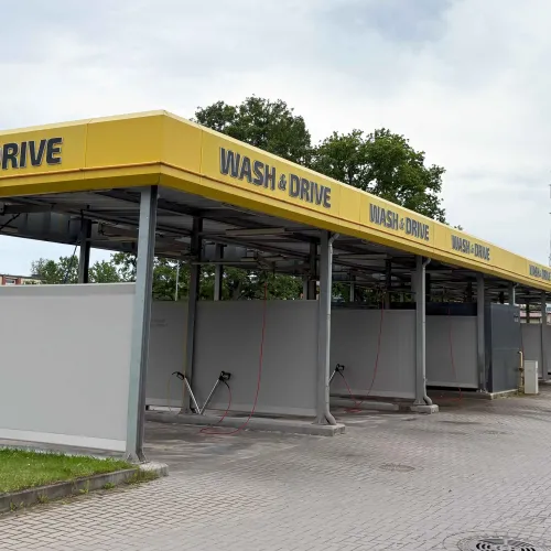 Pa&scaron;apkalpo&scaron;anās automazgātava ar dzeltenu jumtu.