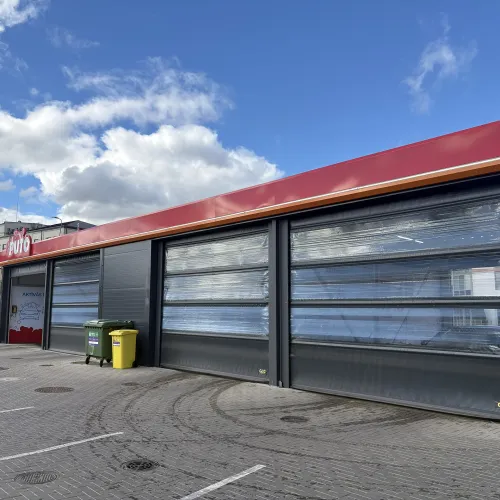 Automa&scaron;īnu mazgātava ar vairākām iebrauktuvēm, zilas debesis fonā.