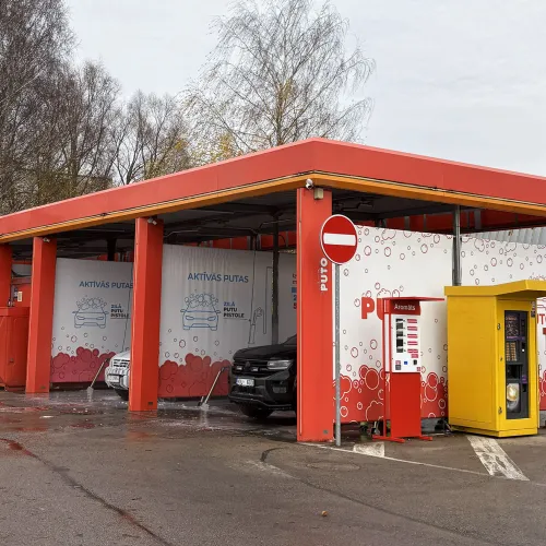 Sarkana automazgātuve ar četrām mazgā&scaron;anas zonām.