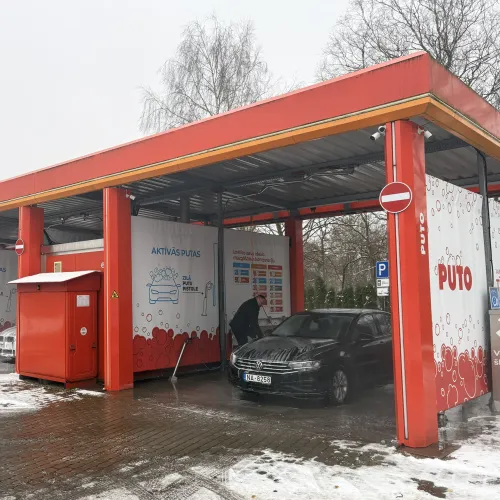 Sarkana automa&scaron;īnu pa&scaron;apkalpo&scaron;anās mazgātava.