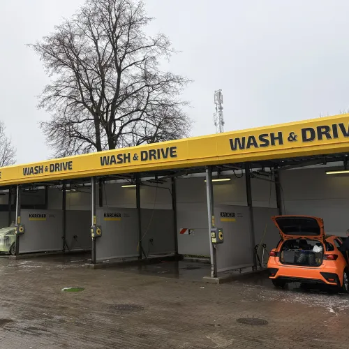 Automa&scaron;īnu mazgātuve ar vairākām mazgā&scaron;anas stacijām.