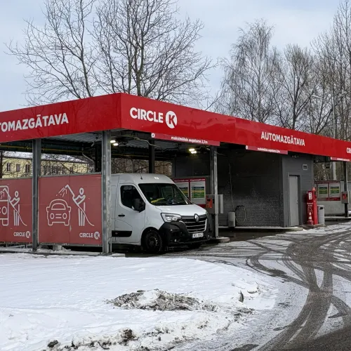 Automa&scaron;īna pie sarkanas automazgātuves ziemā.