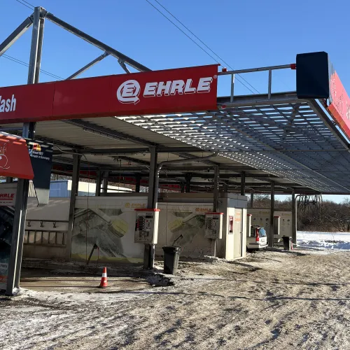 Āra automazgātava zem jumta saulainā ziemas dienā.