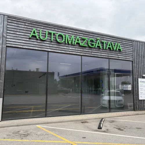 Vir&scaron;i portāla automazgātava Riekstiņos, Mārupes novadā &ndash; ēka ar uzrakstu &ldquo;Automazgātava&rdquo;