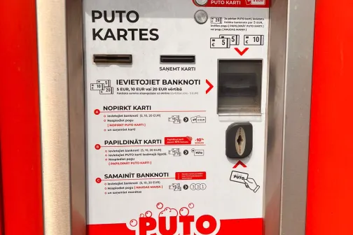 Automātu panelis ar instrukcijām un dažādiem simboliem.