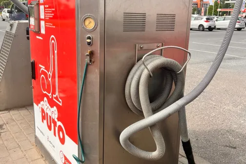 Automa&scaron;īnas putekļsūcējs uz ielas.