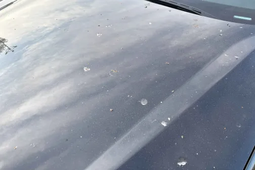 Automa&scaron;īnas pārsegs ar netīrumiem un traipiem.