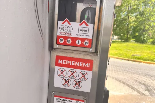 Degvielas uzpildes stacijas pa&scaron;apkalpo&scaron;anās automāts saulainā dienā.