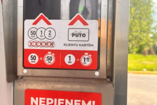 Automāta panelis ar pogām, brīdinājumu un instrukcijām.