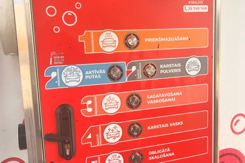 Sarkans pa&scaron;apkalpo&scaron;anās automāts ar instrukcijām.