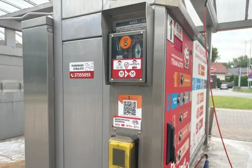 Pa&scaron;apkalpo&scaron;anās automazgātavas operators ar instrukcijām un maksājumu termināli.