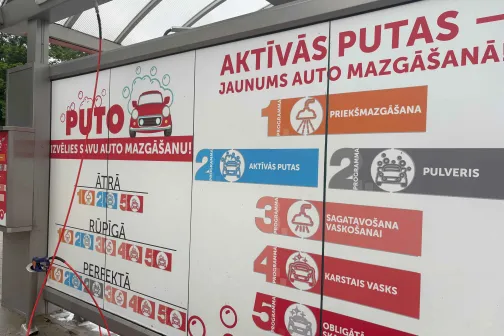 Plakāts ar instrukcijām automazgā&scaron;anas stacijai, norādot dažādas tīrī&scaron;anas iespējas.