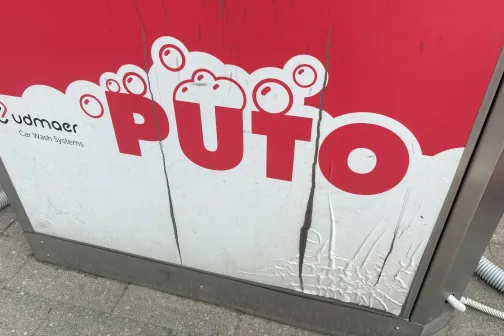 Uz sarkanā fona burbuļu attēls ar uzrakstu "PUTO".