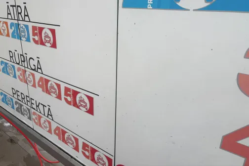 Automazgātavas cenu saraksts uz balta fona.