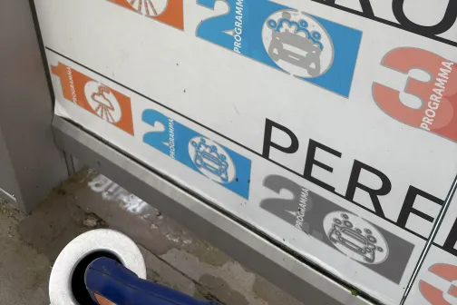 Apzīmējumi uz automazgātavas sienas, numurēta secība ar ikonām.