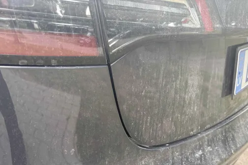 Netīrs auto aizmugurējais stūris pelēkā krāsā.