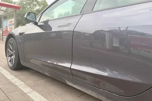 Tum&scaron;s auto tuvplānā pie mazgātavas.