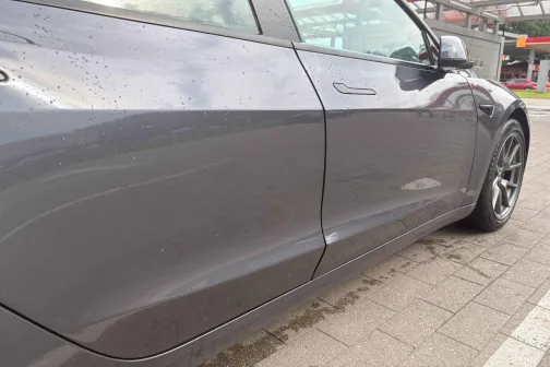 Pelēka automa&scaron;īna ar pilienu pēdām pie mazgātuves.