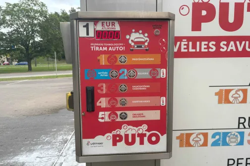 Automazgātuves maksājumu automāts ar dažādām mazgā&scaron;anas režīmām un cenām.