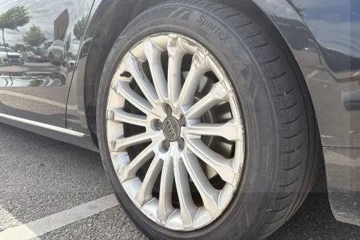 Auto riepa un disks stāvvietā.