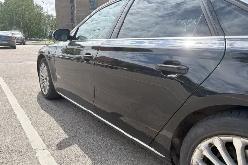 Melnas automa&scaron;īnas sānskats saulainā dienā.