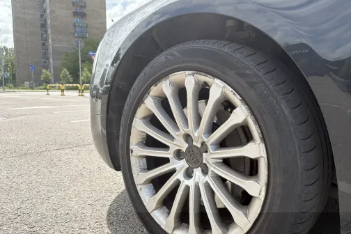 Automa&scaron;īnas ritenis stāvlaukumā.