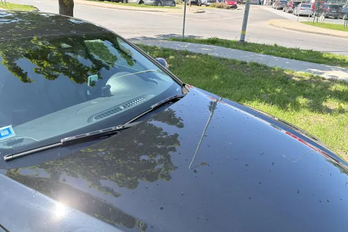 Melnu automa&scaron;īnu klāj netīrumi un putek&scaron;ņi, dienasgaismā.