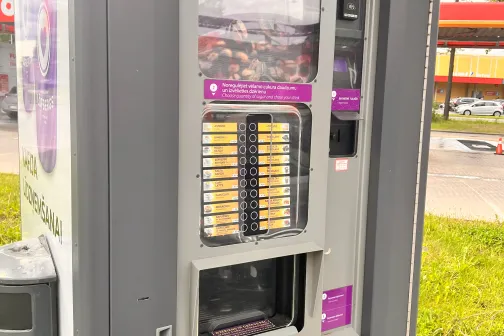Kafijas automāts degvielas uzpildes stacijas laukumā.