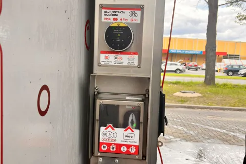 Automa&scaron;īnu mazgā&scaron;anas automāts ārtelpā.