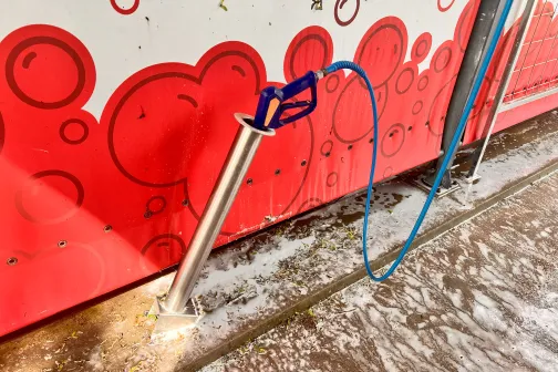 Zilā &scaron;ļūtene uz sarkana burbuļiem dekorēta sienas.