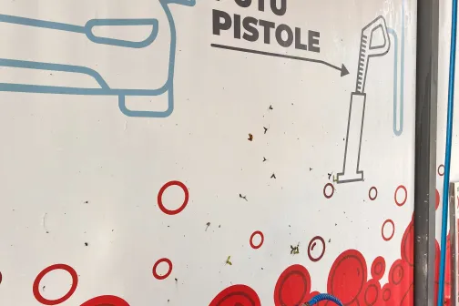 Automa&scaron;īnas mazgātuves sienas grafika ar putu pistoles ilustrāciju.