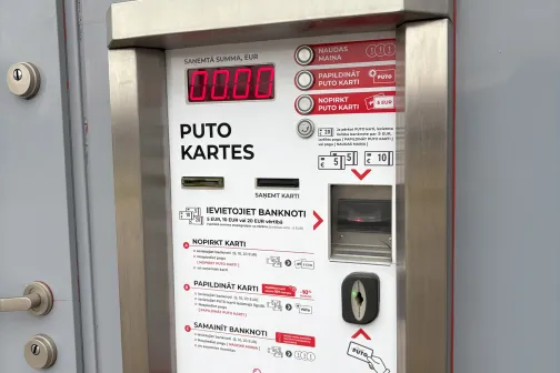 Automātu kaste ar instrukcijām un kar&scaron;u nolasītāju.