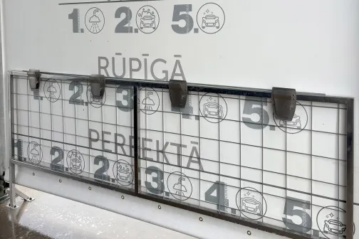 Plakāts ar auto mazgā&scaron;anas iespējām un cenu sarakstu.