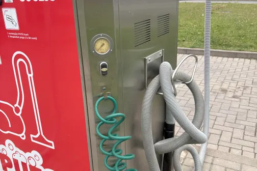 Putekļu sūcējs automazgātavā ar &scaron;ļūteni un manometru.