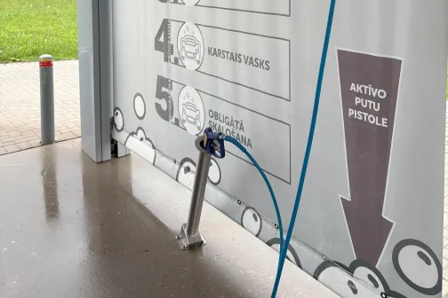 Automazgātuves instrukcijas uz balta paneļa pie sienas.