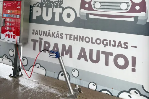 Automa&scaron;īnas mazgā&scaron;anas reklāma ar ziepju burbuļiem.