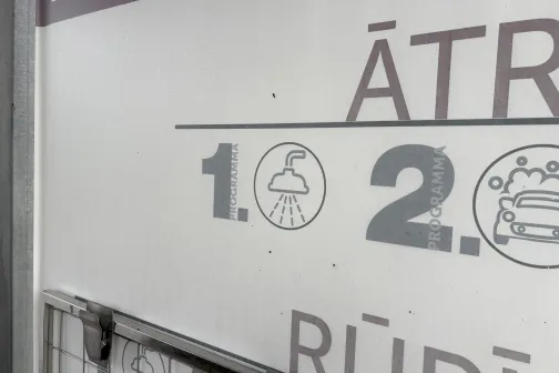 Numurētas norādes auto mazgā&scaron;anai uz sienas.