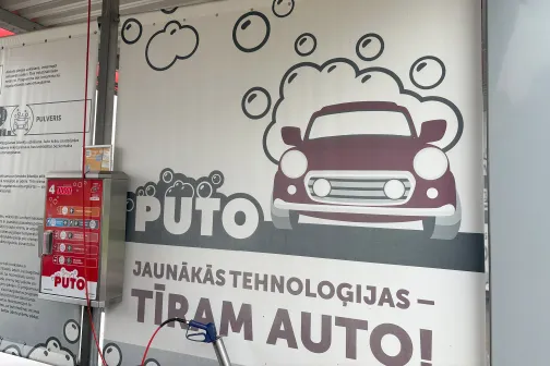 Automa&scaron;īnas grafika ar ziepju putām auto mazgātavā.
