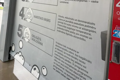 Auto mazgā&scaron;anas instrukcijas uz sienas telpās.