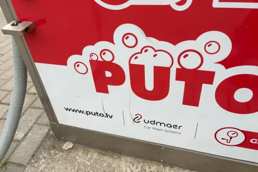 Sarkanbaltas putas un burbuļu grafika uz sūkņa stacijas.