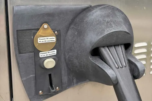 Putekļsūcēja &scaron;ļūtene automazgātavā, metāla korpuss, vadības poga.