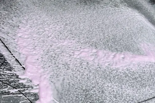 Auto pārsegs ar putām un ūdeni.