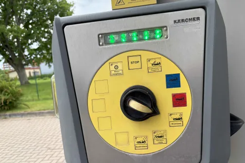 Automazgātavas vadības panelis ar pogām un ciparu displeju.